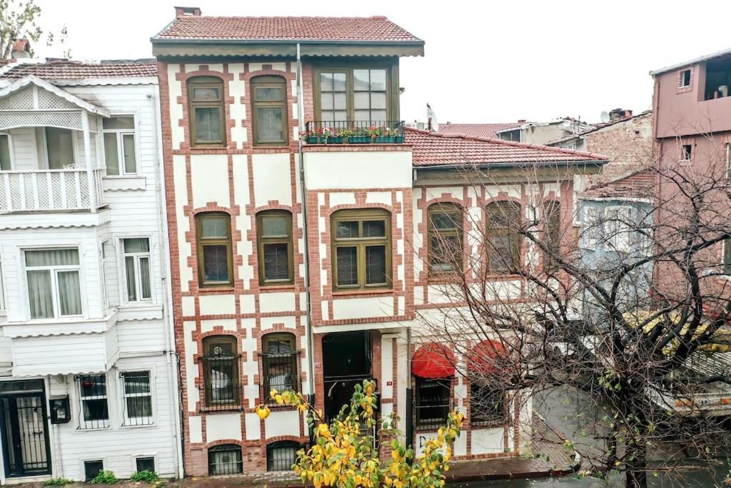 Historical Greco-Ottoman Pavilion Near Tram In Fatih Istanbul Ngoại thất bức ảnh
