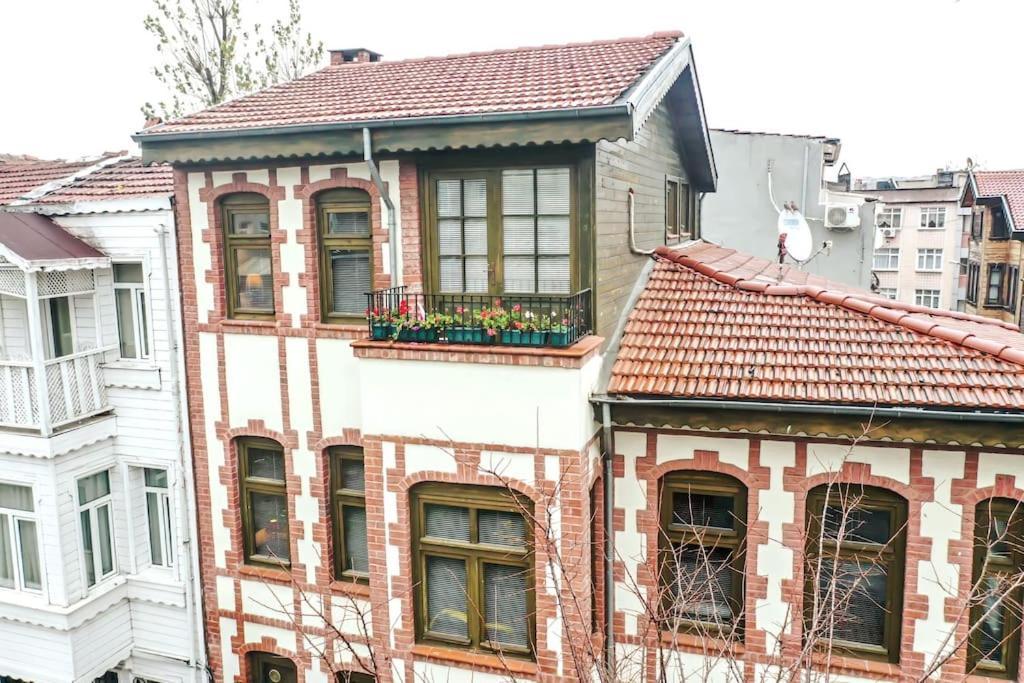 Historical Greco-Ottoman Pavilion Near Tram In Fatih Istanbul Ngoại thất bức ảnh