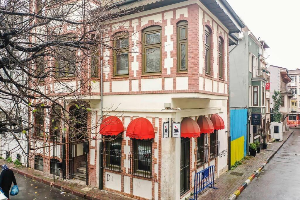 Historical Greco-Ottoman Pavilion Near Tram In Fatih Istanbul Ngoại thất bức ảnh