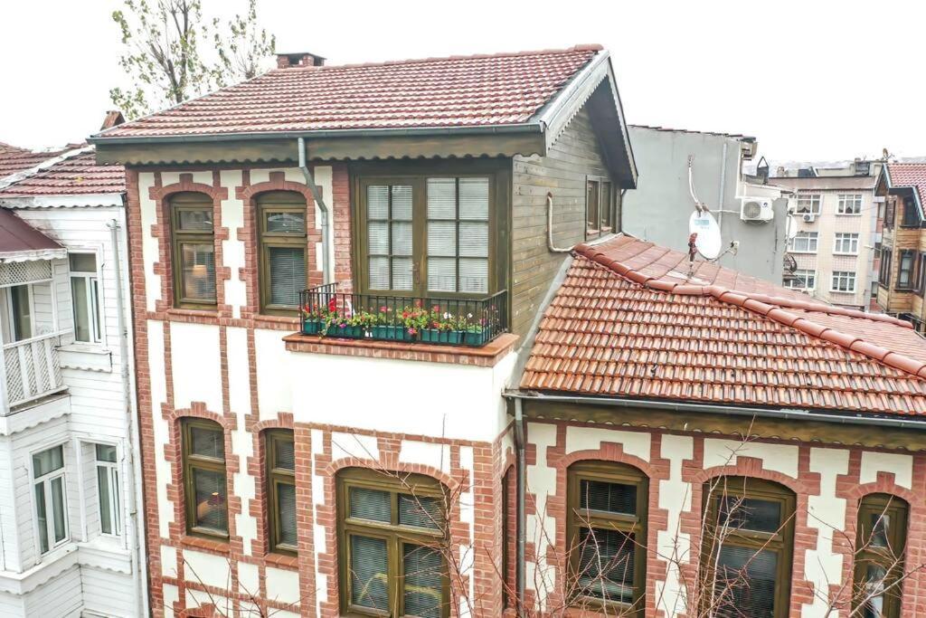 Historical Greco-Ottoman Pavilion Near Tram In Fatih Istanbul Ngoại thất bức ảnh